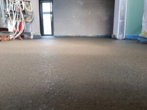 Fotografija koja prikazuje izradu strojne glazure, estriha, odnosno nadbetona na višestambenoj zgradi u Požegi