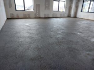 Fotografija koja prikazuje izradu strojne glazure, estriha, odnosno nadbetona (estrich), plivajućeg poda na višestambenoj zgradi u Požegi