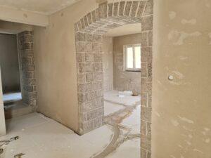 Strojno žbukanje, gruba žbuka, zatim finiranje, fina zbuka na objektu na otoku Krku