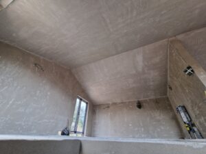 Fotografija strojnog žbukanja potkrovlja obiteljske kuće u Požegi, gruba žbuka te fina žbuka.