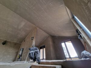 Fotografija strojnog žbukanja potkrovlja obiteljske kuće u Požegi, gruba žbuka te fina žbuka.