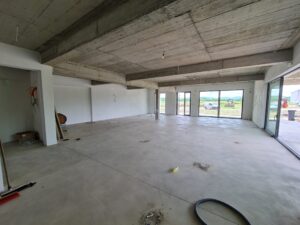 Fotografija izrade strojne glazure / estricha / estriha / cementnog estriha u prostoru