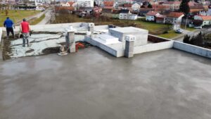 Proces niveliranja i zaglađivanja strojne glazure u stanu u Osijeku, osigurava ravnu i stabilnu podlogu za završne podne materijale