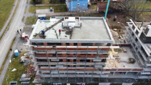 Detalj svježe strojno ugrađene cementne glazure u poslovnom prostoru u Rijeci, spremna za završnu obradu i podne obloge