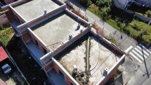 Izrada strojne cementne glazure na ravnom krovu stambene zgrade u Požegi, naglasak na ravnomjernu distribuciju i visoku kvalitetu podloge