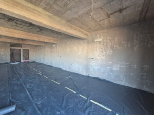 Strojno žbukanje unutarnjih zidova u stanu u Požegi, ravna i glatka površina spremna za završne radove